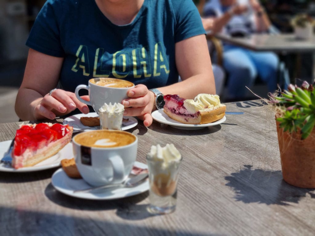 Koffie en vlaai bij Café Dennenoord in Roggel